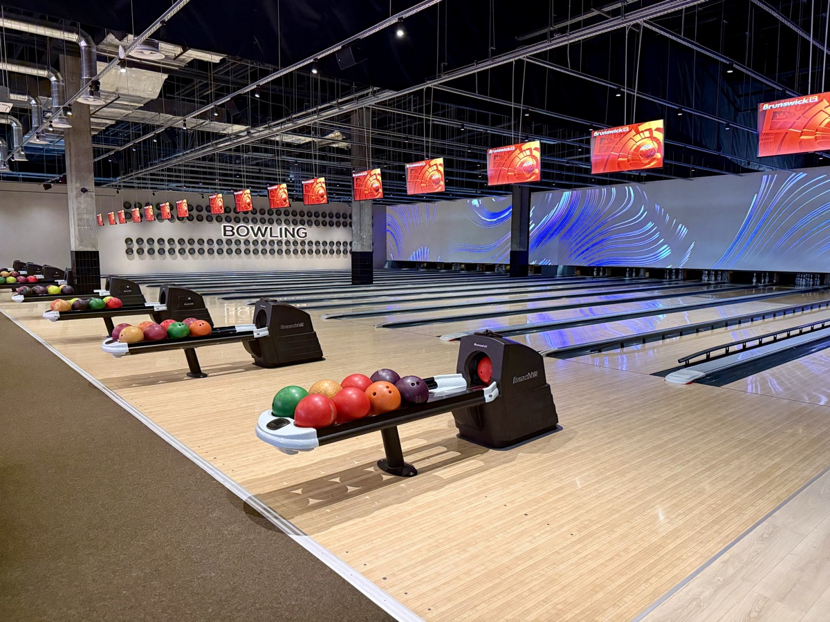 18 боулінг-доріжок Brunswick у залі Bowling Respublika
