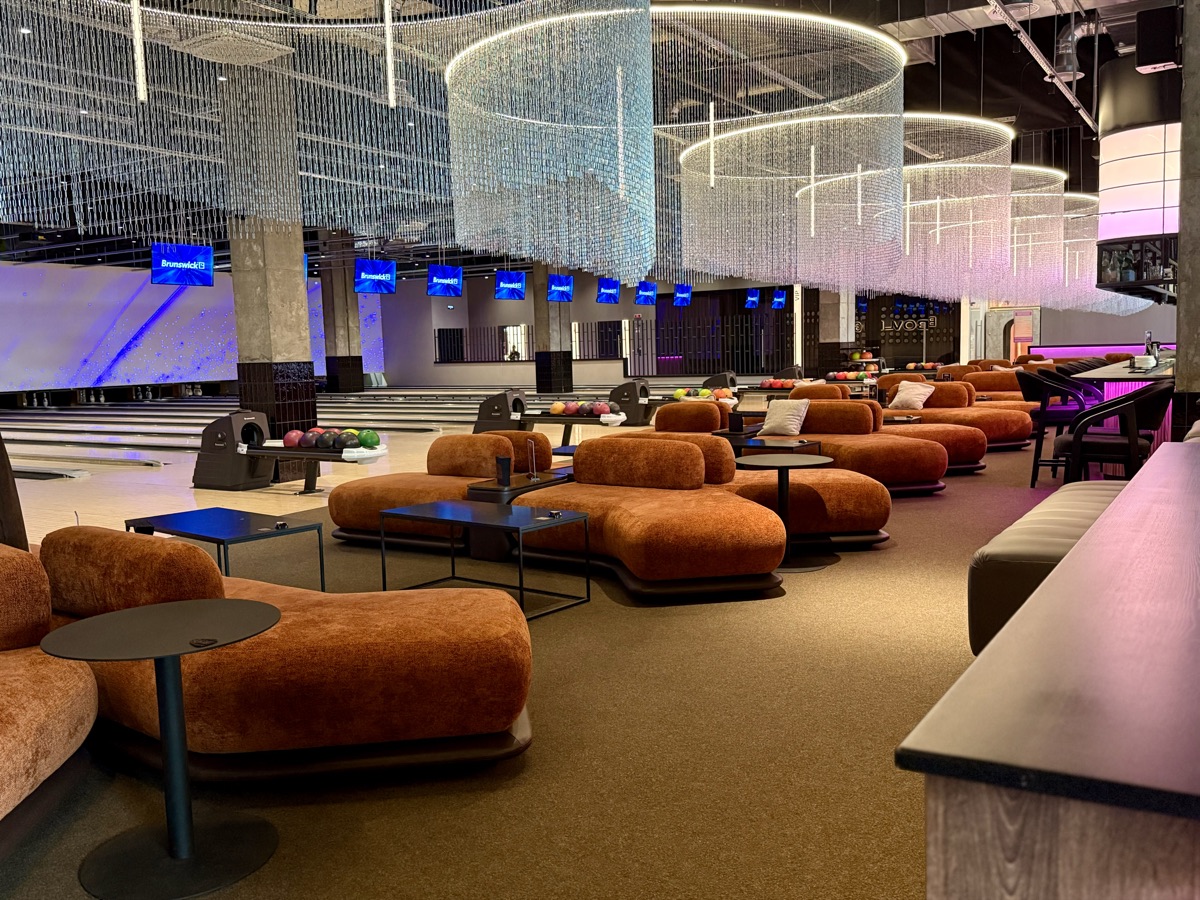 Лаунж-зона з мʼякими диванами вздовж доріжок