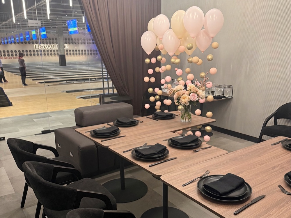 VIP-кімната з накритим столом для святкування